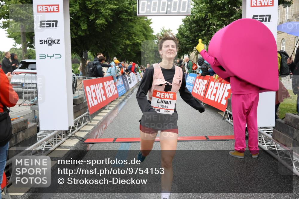 14.06.2026 - REWE Women's Run Strokosch-Dieckow http://msf.ph/oto/9754153 14.06.2026 09:48:25 Ziel 10573, 10755, 10827, 10843, 10935, 11097 meine-sportfotos.de