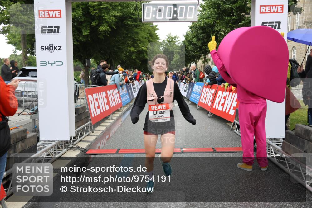 14.06.2026 - REWE Women's Run Strokosch-Dieckow http://msf.ph/oto/9754191 14.06.2026 09:48:24 Ziel 10573, 10755, 10827, 10843, 10935, 11097 meine-sportfotos.de