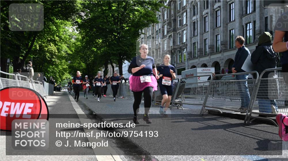 14.06.2026 - REWE Women's Run J. Mangold http://msf.ph/oto/9754193 14.06.2026 10:12:47 Ziel 10125, 10145, 10146, 10147, 10148, 10283, 10362, 10408, 10502, 10537, 10571, 10695, 11113, 11143, 11340, 11348, 11420, 11437 meine-sportfotos.de