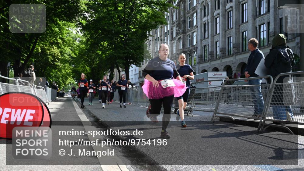 14.06.2026 - REWE Women's Run J. Mangold http://msf.ph/oto/9754196 14.06.2026 10:12:47 Ziel 10125, 10145, 10146, 10147, 10148, 10283, 10362, 10408, 10502, 10537, 10571, 10695, 11113, 11143, 11340, 11348, 11420, 11437 meine-sportfotos.de