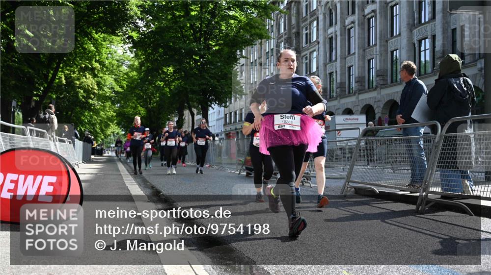14.06.2026 - REWE Women's Run J. Mangold http://msf.ph/oto/9754198 14.06.2026 10:12:48 Ziel 10125, 10283, 10362, 10408, 10502, 10537, 10571, 10695, 11113, 11143, 11166, 11340, 11348, 11420, 11437 meine-sportfotos.de