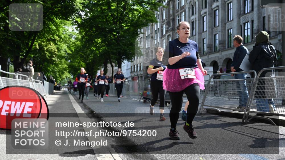 14.06.2026 - REWE Women's Run J. Mangold http://msf.ph/oto/9754200 14.06.2026 10:12:48 Ziel 10125, 10283, 10362, 10408, 10502, 10537, 10571, 10695, 11113, 11143, 11166, 11340, 11348, 11420, 11437 meine-sportfotos.de