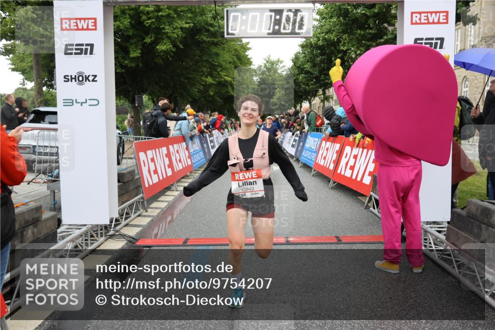 14.06.2026 - REWE Women's Run Strokosch-Dieckow http://msf.ph/oto/9754207 14.06.2026 09:48:24 Ziel 10573, 10755, 10827, 10843, 10935, 11097 meine-sportfotos.de