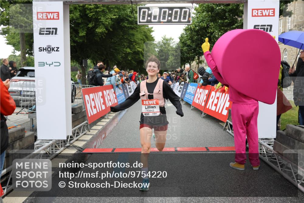 14.06.2026 - REWE Women's Run Strokosch-Dieckow http://msf.ph/oto/9754220 14.06.2026 09:48:24 Ziel 10573, 10755, 10827, 10843, 10935, 11097 meine-sportfotos.de