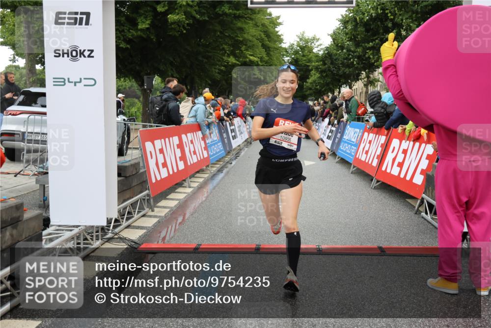 14.06.2026 - REWE Women's Run Strokosch-Dieckow http://msf.ph/oto/9754235 14.06.2026 09:48:22 Ziel 10573, 10843, 10935, 11097 meine-sportfotos.de