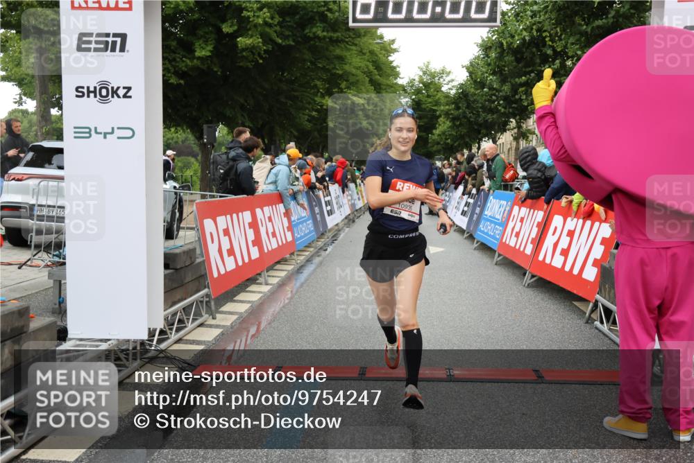 14.06.2026 - REWE Women's Run Strokosch-Dieckow http://msf.ph/oto/9754247 14.06.2026 09:48:22 Ziel 10573, 10843, 10935, 11097 meine-sportfotos.de