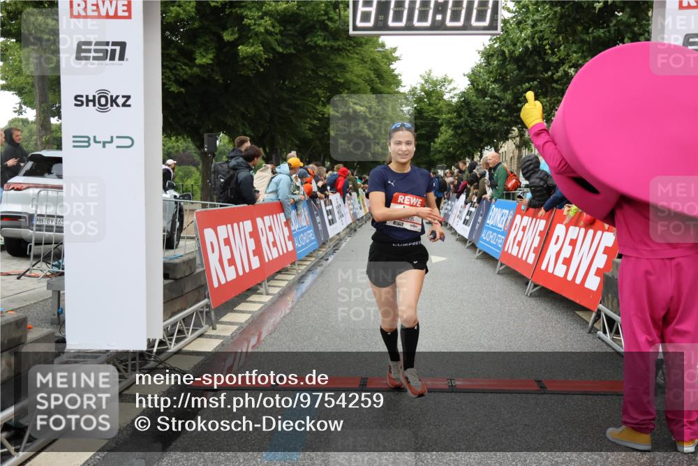 14.06.2026 - REWE Women's Run Strokosch-Dieckow http://msf.ph/oto/9754259 14.06.2026 09:48:22 Ziel 10573, 10843, 10935, 11097 meine-sportfotos.de