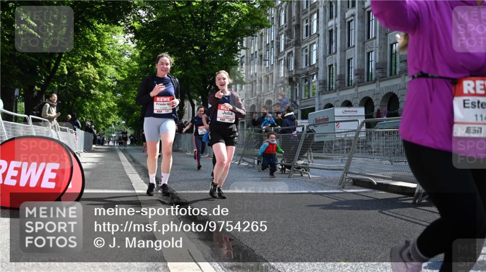 14.06.2026 - REWE Women's Run J. Mangold http://msf.ph/oto/9754265 14.06.2026 10:13:01 Ziel 10366, 10507, 10887, 10948, 11257, 11282, 11362, 11458 meine-sportfotos.de