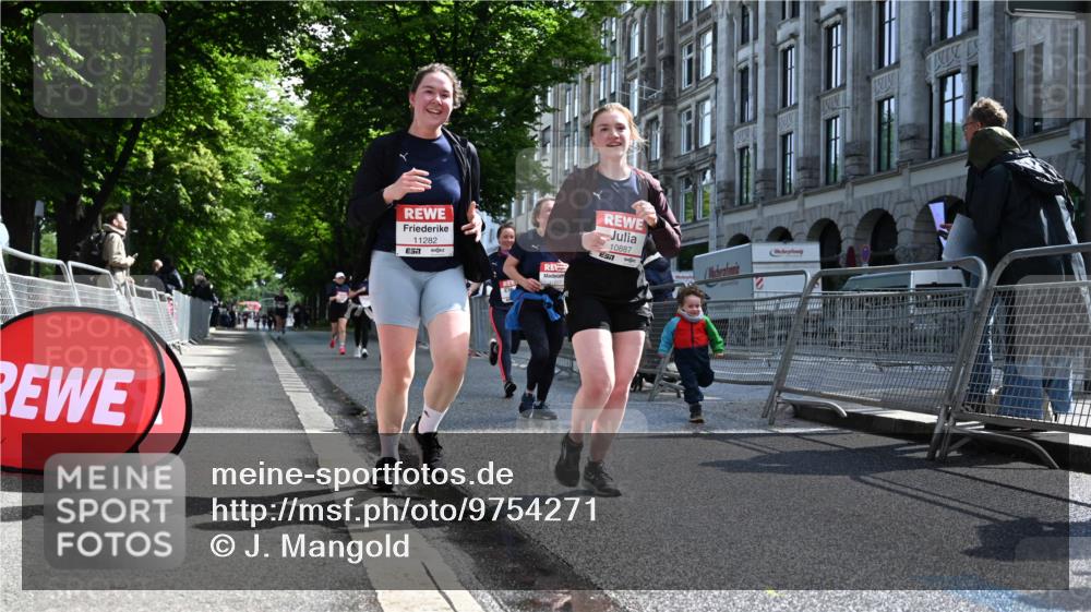 14.06.2026 - REWE Women's Run J. Mangold http://msf.ph/oto/9754271 14.06.2026 10:13:02 Ziel 10366, 10507, 10887, 10948, 11257, 11282, 11362, 11458 meine-sportfotos.de