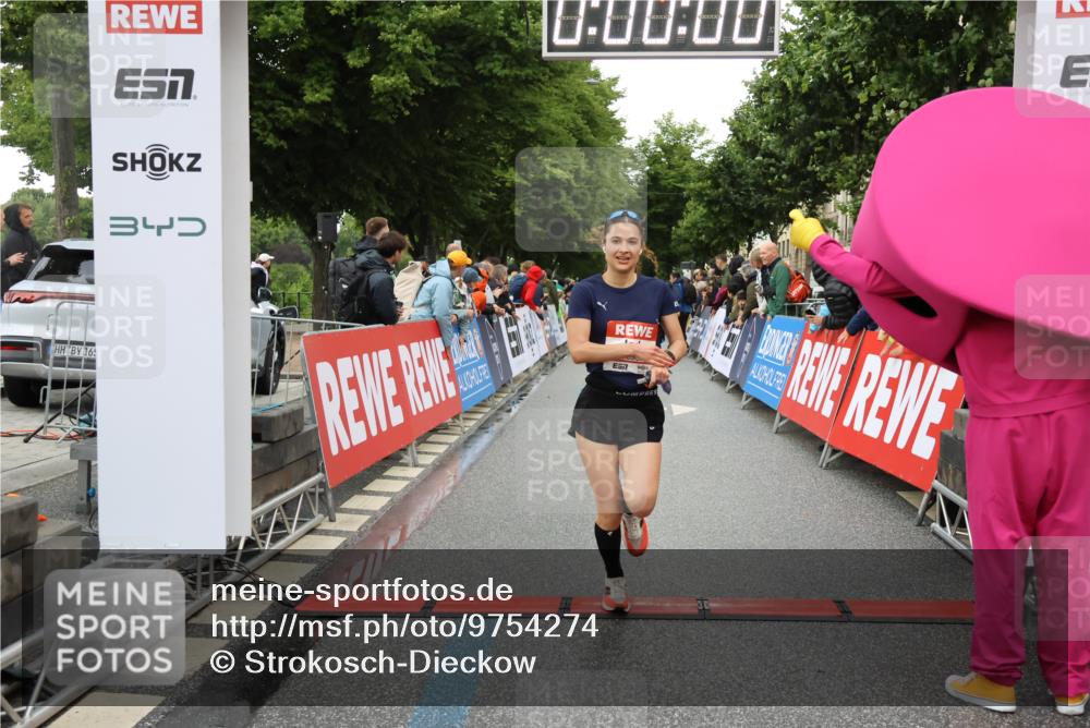 14.06.2026 - REWE Women's Run Strokosch-Dieckow http://msf.ph/oto/9754274 14.06.2026 09:48:22 Ziel 10573, 10843, 10935, 11097 meine-sportfotos.de