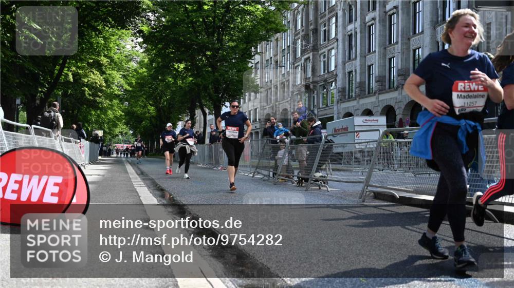 14.06.2026 - REWE Women's Run J. Mangold http://msf.ph/oto/9754282 14.06.2026 10:13:04 Ziel 10366, 10507, 10688, 10887, 10909, 10948, 11257, 11282, 11362, 11458 meine-sportfotos.de