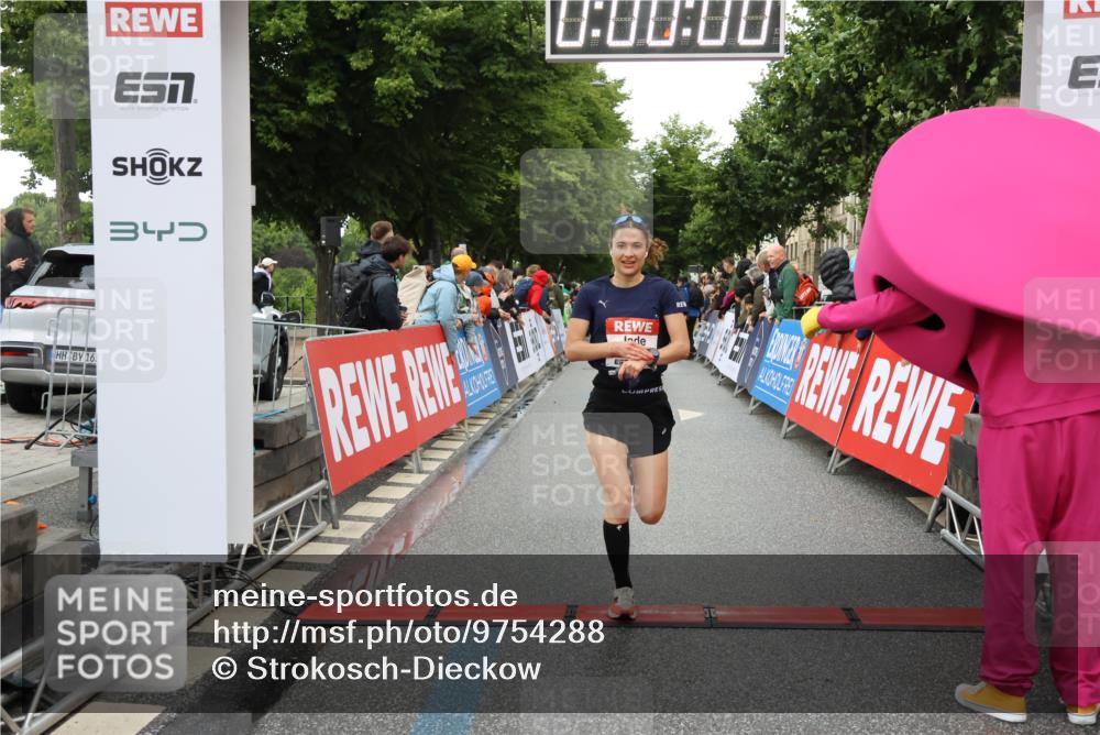 14.06.2026 - REWE Women's Run Strokosch-Dieckow http://msf.ph/oto/9754288 14.06.2026 09:48:22 Ziel 10573, 10843, 10935, 11097 meine-sportfotos.de