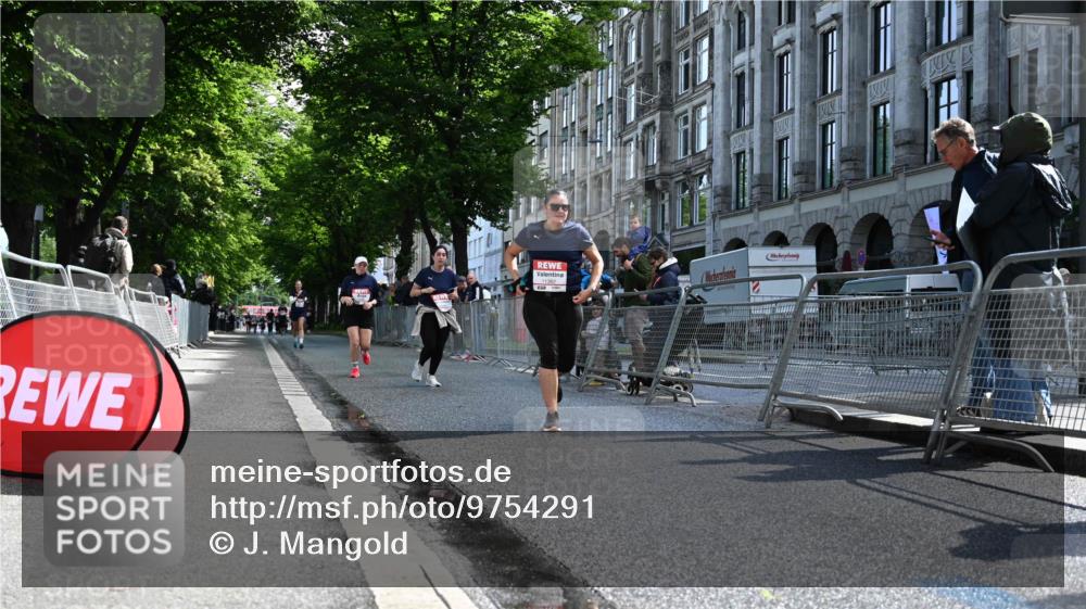 14.06.2026 - REWE Women's Run J. Mangold http://msf.ph/oto/9754291 14.06.2026 10:13:05 Ziel 10366, 10507, 10688, 10887, 10909, 10948, 11257, 11282, 11362, 11458 meine-sportfotos.de