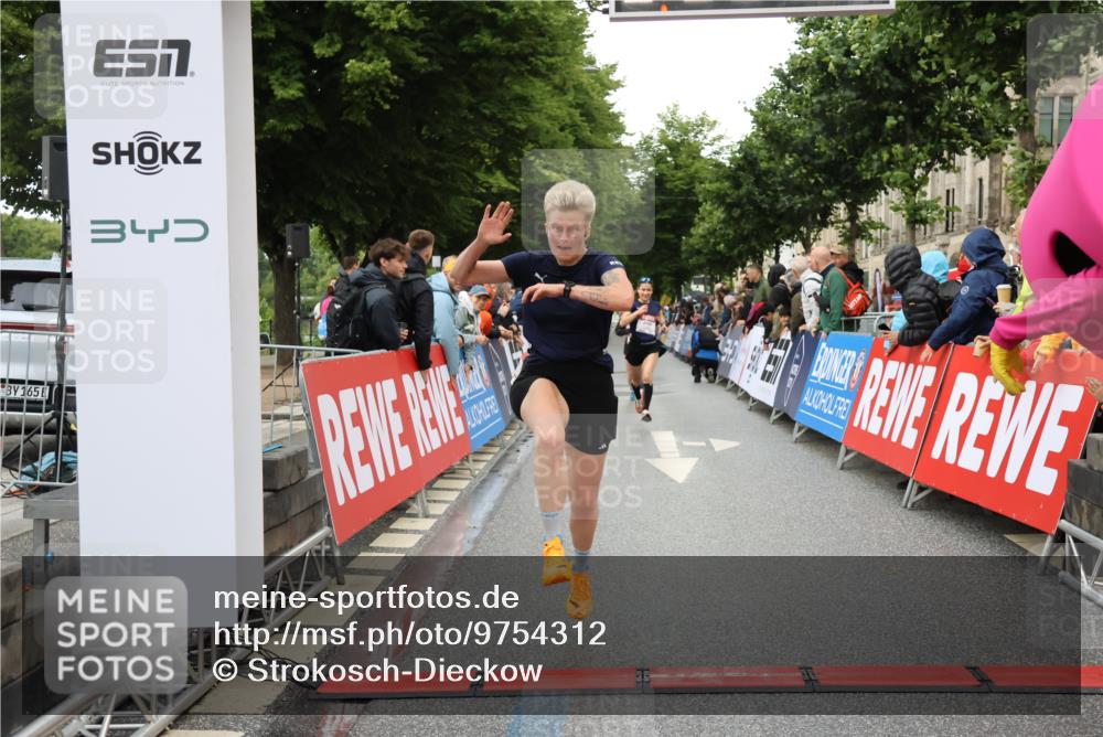 14.06.2026 - REWE Women's Run Strokosch-Dieckow http://msf.ph/oto/9754312 14.06.2026 09:48:20 Ziel 10273, 10573, 10843, 10935 meine-sportfotos.de