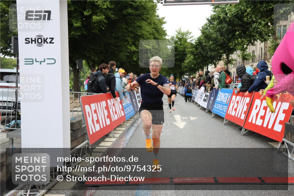 14.06.2026 - REWE Women's Run Strokosch-Dieckow http://msf.ph/oto/9754325 14.06.2026 09:48:19 Ziel 10273, 10573, 10935 meine-sportfotos.de