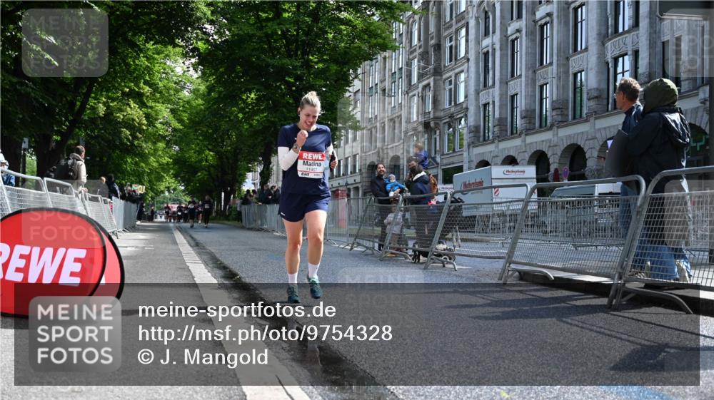 14.06.2026 - REWE Women's Run J. Mangold http://msf.ph/oto/9754328 14.06.2026 10:13:13 Ziel 10688, 10909, 11457 meine-sportfotos.de