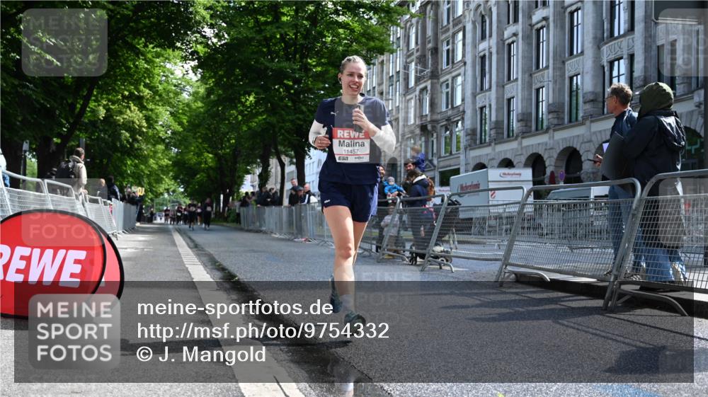 14.06.2026 - REWE Women's Run J. Mangold http://msf.ph/oto/9754332 14.06.2026 10:13:13 Ziel 10688, 10909, 11457 meine-sportfotos.de