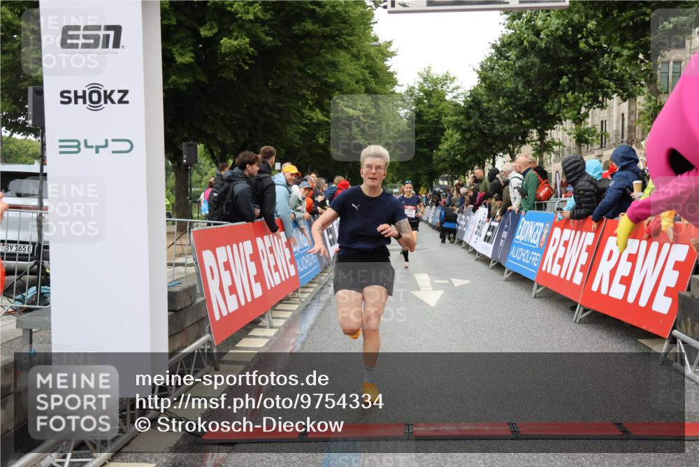 14.06.2026 - REWE Women's Run Strokosch-Dieckow http://msf.ph/oto/9754334 14.06.2026 09:48:19 Ziel 10273, 10573, 10935 meine-sportfotos.de