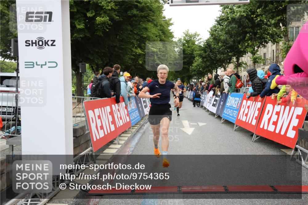 14.06.2026 - REWE Women's Run Strokosch-Dieckow http://msf.ph/oto/9754365 14.06.2026 09:48:19 Ziel 10273, 10573, 10935 meine-sportfotos.de