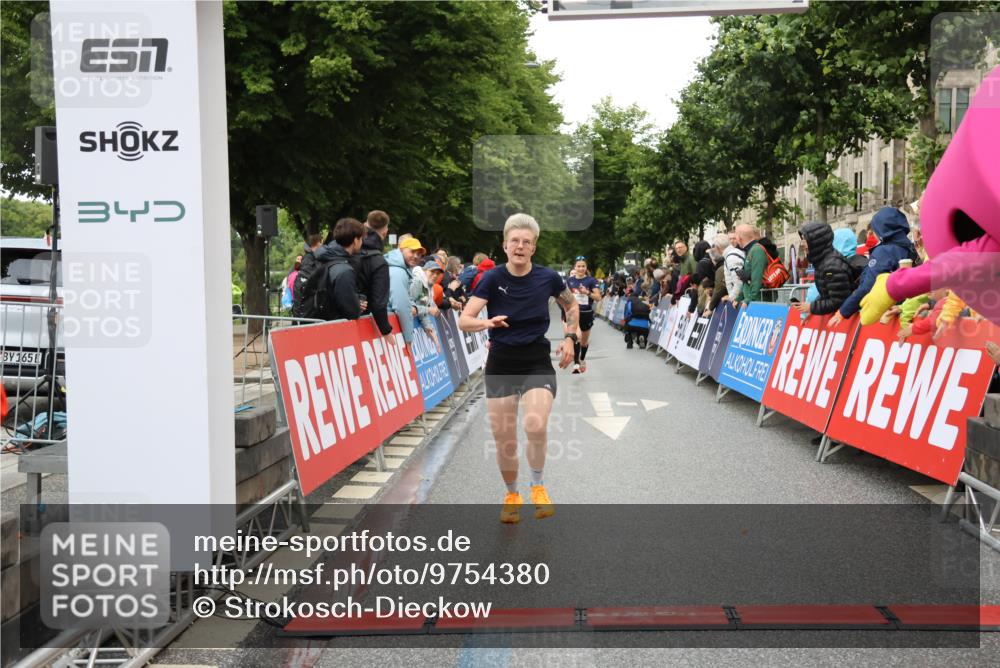 14.06.2026 - REWE Women's Run Strokosch-Dieckow http://msf.ph/oto/9754380 14.06.2026 09:48:19 Ziel 10273, 10573, 10935 meine-sportfotos.de