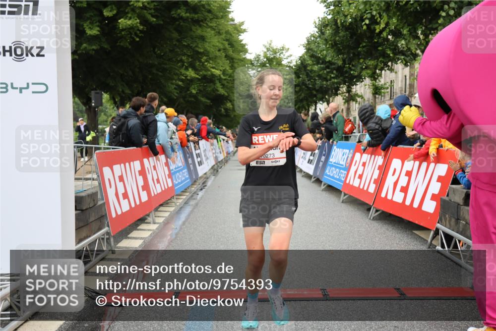 14.06.2026 - REWE Women's Run Strokosch-Dieckow http://msf.ph/oto/9754393 14.06.2026 09:48:13 Ziel 10273, 10489, 10752 meine-sportfotos.de