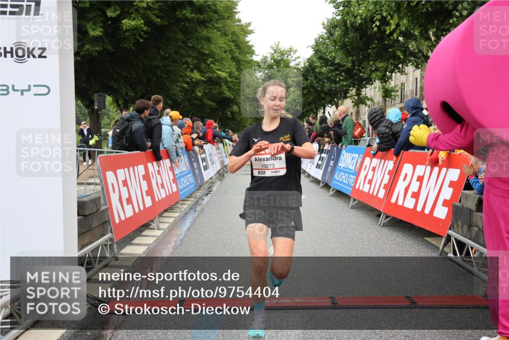 14.06.2026 - REWE Women's Run Strokosch-Dieckow http://msf.ph/oto/9754404 14.06.2026 09:48:13 Ziel 10273, 10489, 10752 meine-sportfotos.de