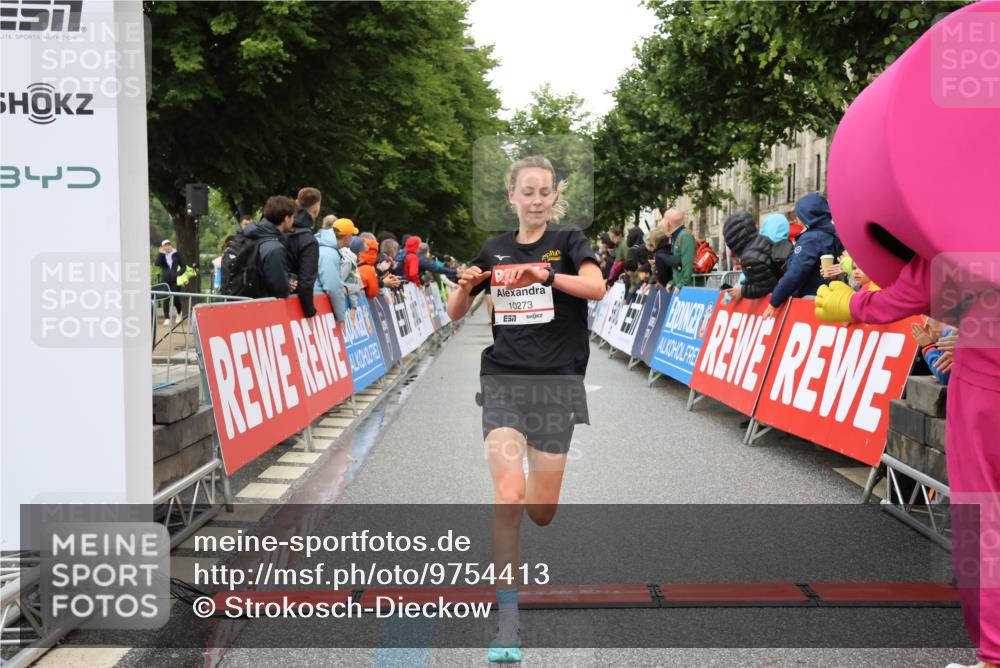 14.06.2026 - REWE Women's Run Strokosch-Dieckow http://msf.ph/oto/9754413 14.06.2026 09:48:13 Ziel 10273, 10489, 10752 meine-sportfotos.de