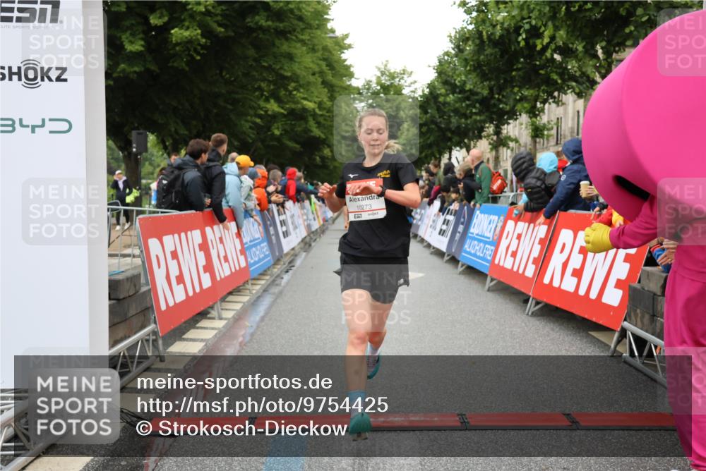 14.06.2026 - REWE Women's Run Strokosch-Dieckow http://msf.ph/oto/9754425 14.06.2026 09:48:13 Ziel 10273, 10489, 10752 meine-sportfotos.de