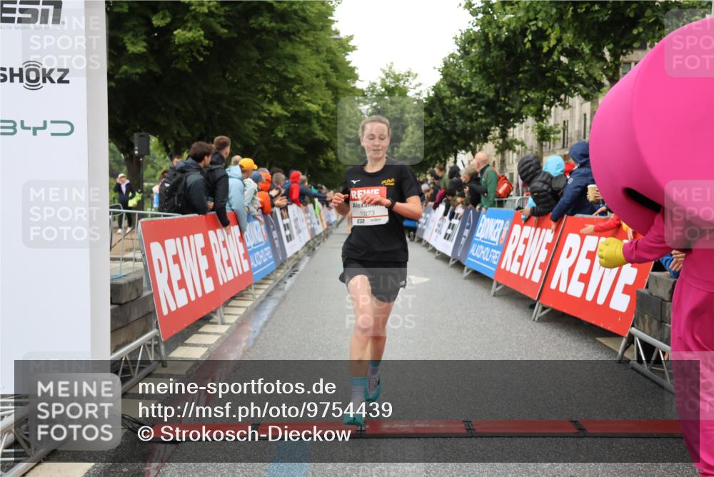 14.06.2026 - REWE Women's Run Strokosch-Dieckow http://msf.ph/oto/9754439 14.06.2026 09:48:13 Ziel 10273, 10489, 10752 meine-sportfotos.de