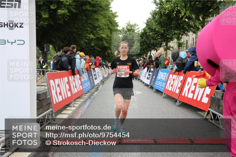 14.06.2026 - REWE Women's Run Strokosch-Dieckow http://msf.ph/oto/9754454 14.06.2026 09:48:13 Ziel 10273, 10489, 10752 meine-sportfotos.de