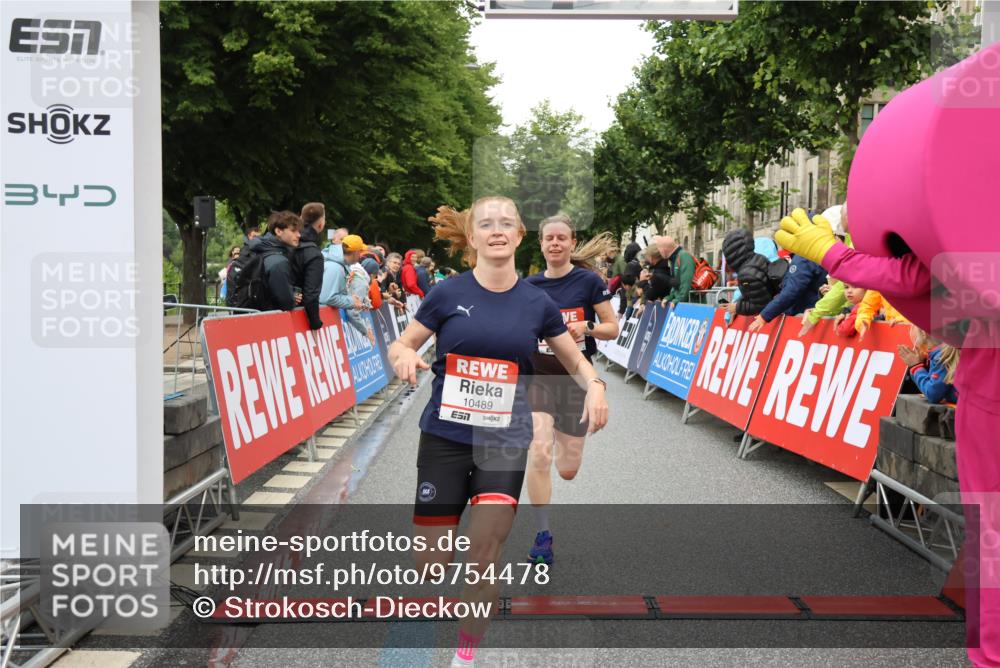 14.06.2026 - REWE Women's Run Strokosch-Dieckow http://msf.ph/oto/9754478 14.06.2026 09:48:10 Ziel 10273, 10274, 10489, 10752 meine-sportfotos.de