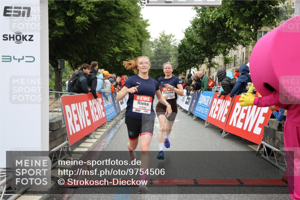 14.06.2026 - REWE Women's Run Strokosch-Dieckow http://msf.ph/oto/9754506 14.06.2026 09:48:10 Ziel 10273, 10274, 10489, 10752 meine-sportfotos.de