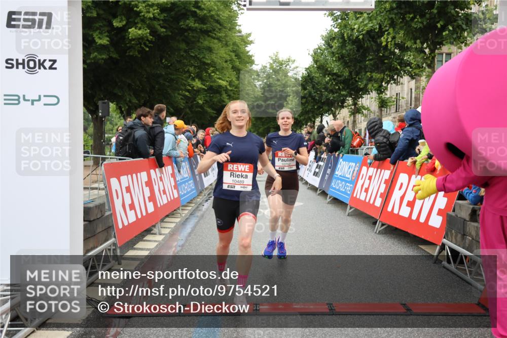 14.06.2026 - REWE Women's Run Strokosch-Dieckow http://msf.ph/oto/9754521 14.06.2026 09:48:10 Ziel 10273, 10274, 10489, 10752 meine-sportfotos.de