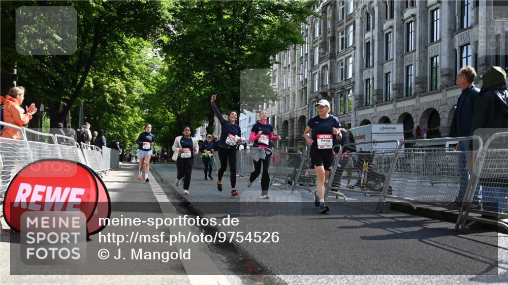 14.06.2026 - REWE Women's Run J. Mangold http://msf.ph/oto/9754526 14.06.2026 10:13:51 Ziel 10321, 10336, 10452, 10458, 10498, 10536, 10711, 11295, 11425, 11497 meine-sportfotos.de