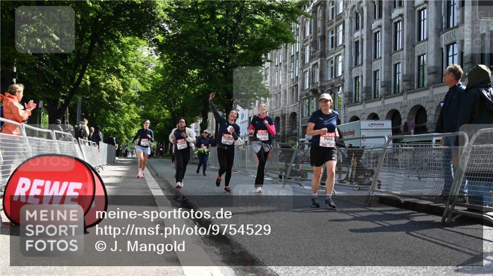 14.06.2026 - REWE Women's Run J. Mangold http://msf.ph/oto/9754529 14.06.2026 10:13:52 Ziel 10321, 10336, 10452, 10458, 10498, 10536, 10696, 10711, 11295, 11425, 11497 meine-sportfotos.de