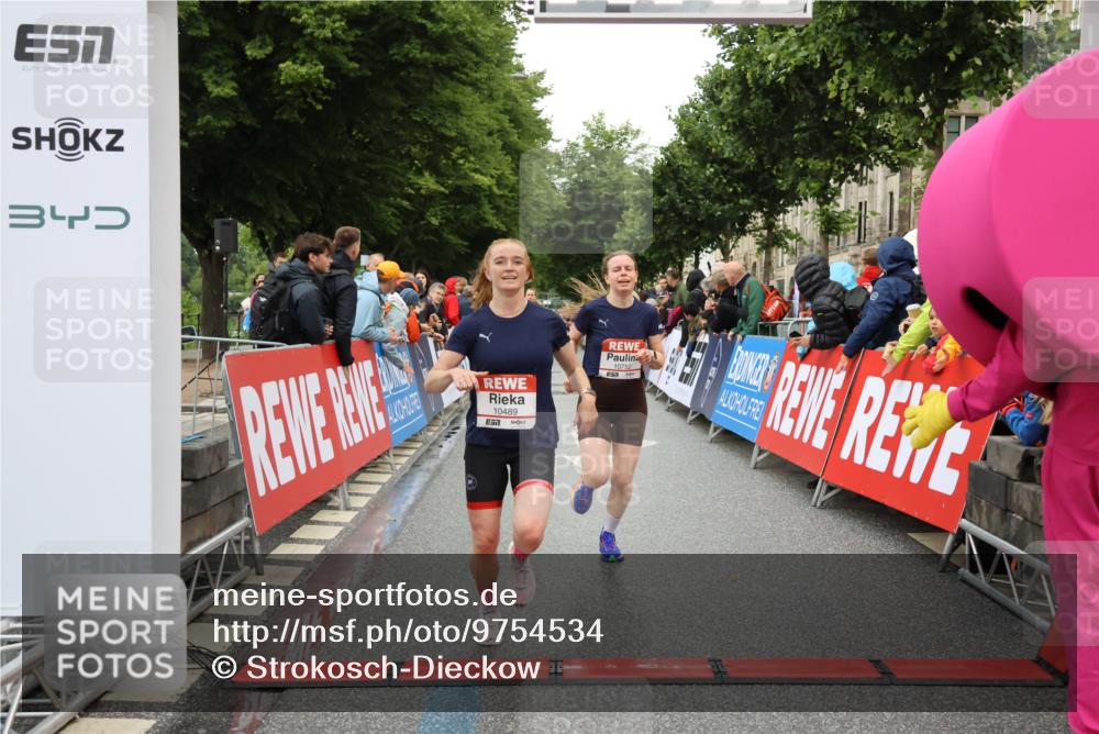 14.06.2026 - REWE Women's Run Strokosch-Dieckow http://msf.ph/oto/9754534 14.06.2026 09:48:09 Ziel 10273, 10274, 10489, 10752 meine-sportfotos.de