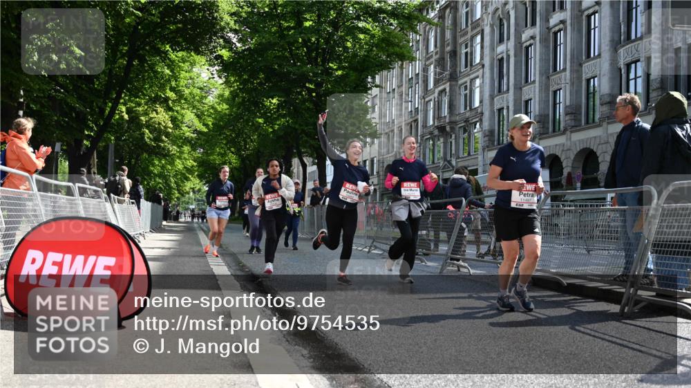 14.06.2026 - REWE Women's Run J. Mangold http://msf.ph/oto/9754535 14.06.2026 10:13:52 Ziel 10321, 10336, 10452, 10458, 10498, 10536, 10696, 10711, 11295, 11425, 11497 meine-sportfotos.de