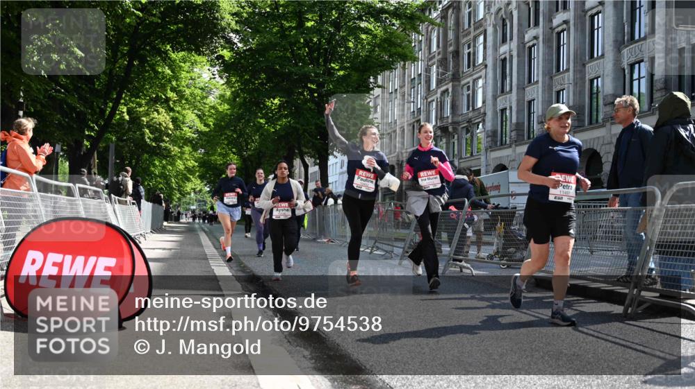 14.06.2026 - REWE Women's Run J. Mangold http://msf.ph/oto/9754538 14.06.2026 10:13:52 Ziel 10321, 10336, 10452, 10458, 10498, 10536, 10696, 10711, 11295, 11425, 11497 meine-sportfotos.de
