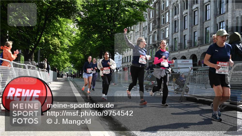 14.06.2026 - REWE Women's Run J. Mangold http://msf.ph/oto/9754542 14.06.2026 10:13:53 Ziel 10321, 10336, 10452, 10458, 10536, 10696, 10711, 11295, 11425, 11497 meine-sportfotos.de