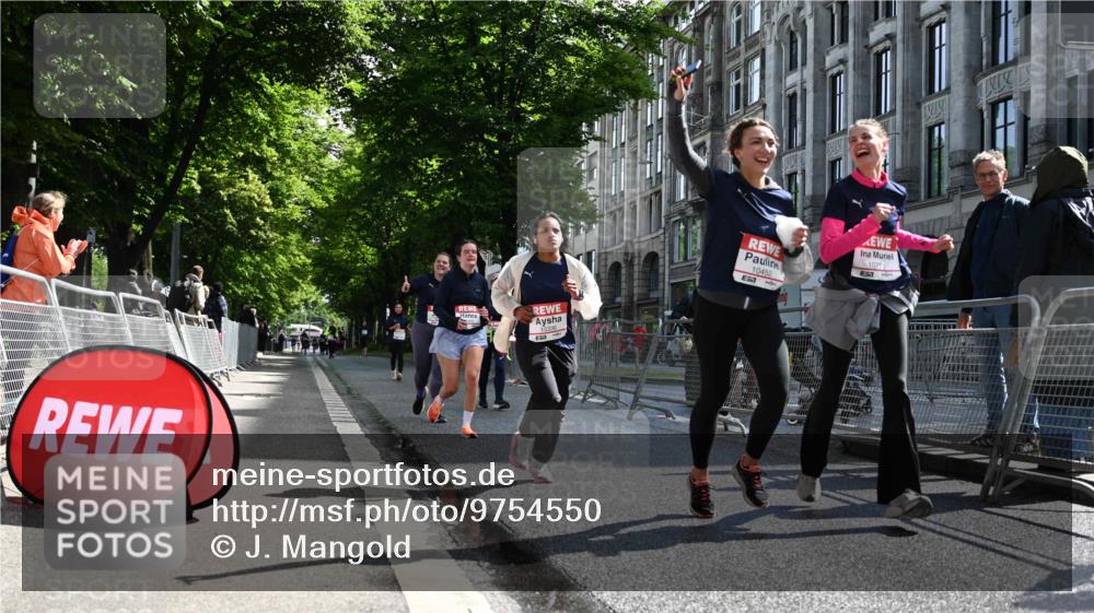 14.06.2026 - REWE Women's Run J. Mangold http://msf.ph/oto/9754550 14.06.2026 10:13:53 Ziel 10321, 10336, 10452, 10458, 10536, 10696, 10711, 11295, 11425, 11497 meine-sportfotos.de