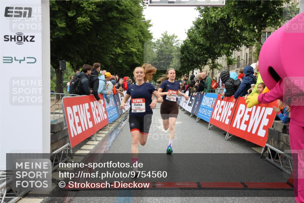 14.06.2026 - REWE Women's Run Strokosch-Dieckow http://msf.ph/oto/9754560 14.06.2026 09:48:09 Ziel 10273, 10274, 10489, 10752 meine-sportfotos.de