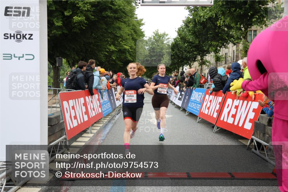 14.06.2026 - REWE Women's Run Strokosch-Dieckow http://msf.ph/oto/9754573 14.06.2026 09:48:09 Ziel 10273, 10274, 10489, 10752 meine-sportfotos.de