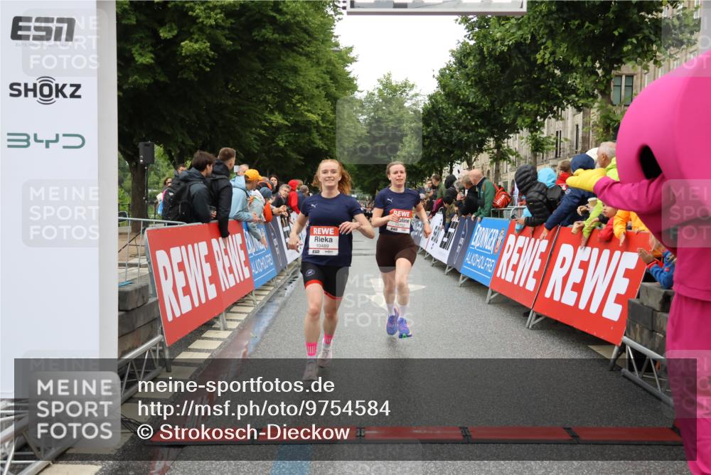14.06.2026 - REWE Women's Run Strokosch-Dieckow http://msf.ph/oto/9754584 14.06.2026 09:48:09 Ziel 10273, 10274, 10489, 10752 meine-sportfotos.de