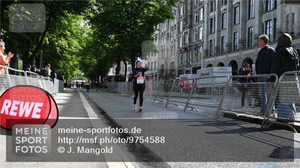 14.06.2026 - REWE Women's Run J. Mangold http://msf.ph/oto/9754588 14.06.2026 10:14:00 Ziel 10175, 10696, 11295 meine-sportfotos.de