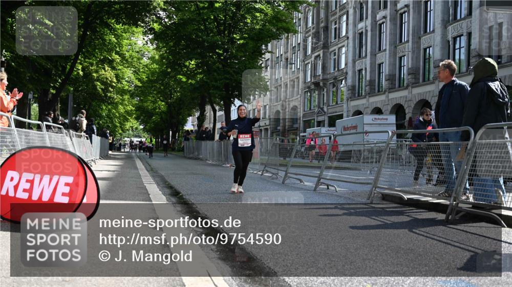 14.06.2026 - REWE Women's Run J. Mangold http://msf.ph/oto/9754590 14.06.2026 10:14:00 Ziel 10175, 10696, 11295 meine-sportfotos.de