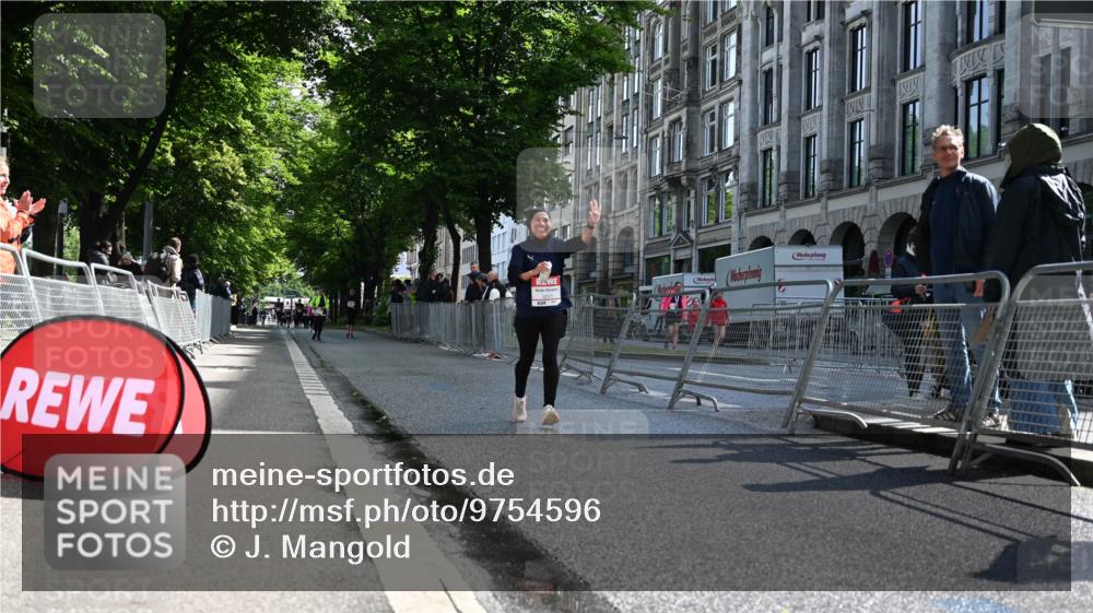 14.06.2026 - REWE Women's Run J. Mangold http://msf.ph/oto/9754596 14.06.2026 10:14:00 Ziel 10175, 10696, 11295 meine-sportfotos.de