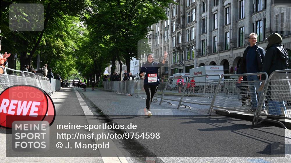 14.06.2026 - REWE Women's Run J. Mangold http://msf.ph/oto/9754598 14.06.2026 10:14:01 Ziel 10175, 10696, 11295 meine-sportfotos.de