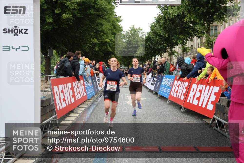14.06.2026 - REWE Women's Run Strokosch-Dieckow http://msf.ph/oto/9754600 14.06.2026 09:48:09 Ziel 10273, 10274, 10489, 10752 meine-sportfotos.de