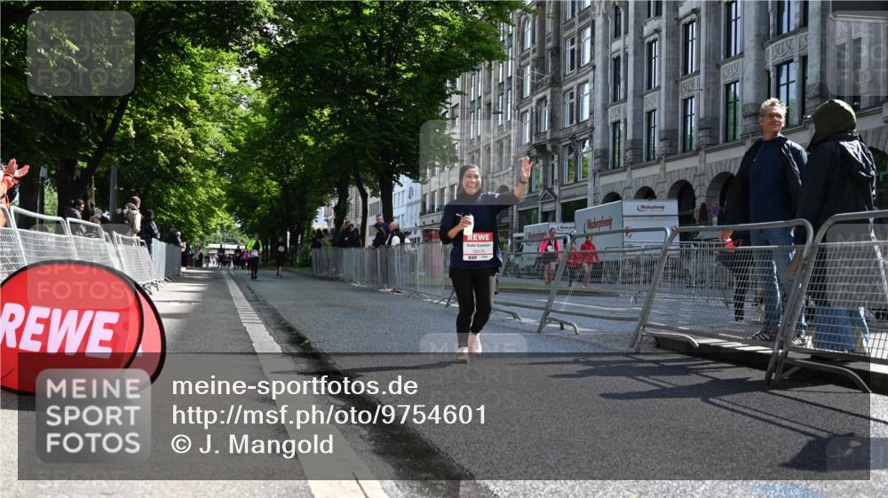 14.06.2026 - REWE Women's Run J. Mangold http://msf.ph/oto/9754601 14.06.2026 10:14:01 Ziel 10175, 10696, 11295 meine-sportfotos.de