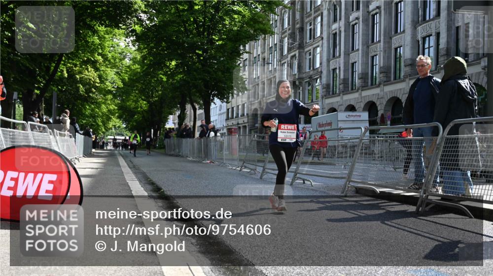 14.06.2026 - REWE Women's Run J. Mangold http://msf.ph/oto/9754606 14.06.2026 10:14:01 Ziel 10175, 10696, 11295 meine-sportfotos.de